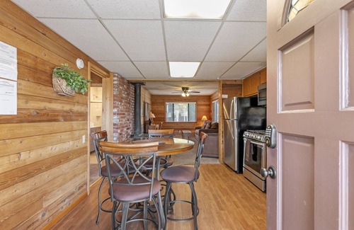 June Lake House | Cozy Alderman 2a: Pet-Friendly Bungalow with Pool