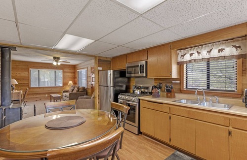 June Lake House | Cozy Alderman 2a: Pet-Friendly Bungalow with Pool