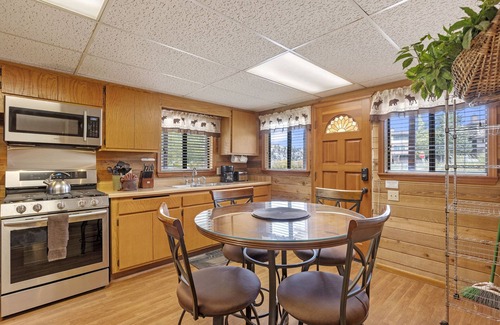 June Lake House | Cozy Alderman 2a: Pet-Friendly Bungalow with Pool