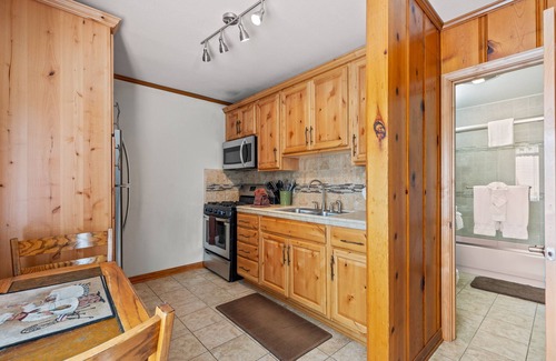 June Lake House | Pet-Friendly Alderman 2b Bungalow with Pool & Breakfast