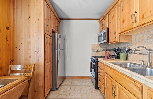 June Lake House | Pet-Friendly Alderman 2b Bungalow with Pool & Breakfast