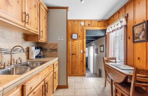June Lake House | Pet-Friendly Alderman 2b Bungalow with Pool & Breakfast