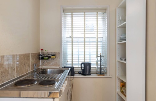 Tower Hill Apartment | Aldgate London City Studio with Kitchen, Family-Friendly Stay