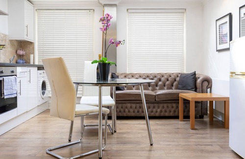 Tower Hill Apartment | Aldgate London City Studio with Kitchen, Family-Friendly Stay