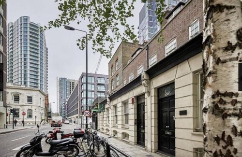 Tower Hill Apartment | Aldgate London City Studio with Kitchen, Family-Friendly Stay