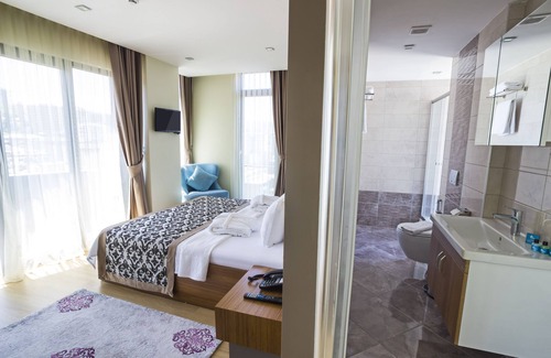Yomra Hotel | Inviting Alesha Suite: Family-Friendly with Dining & Kitchen