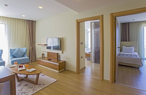 Yomra Hotel | Inviting Alesha Suite: Family-Friendly with Dining & Kitchen