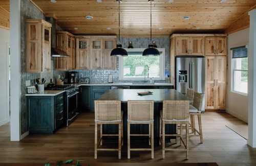 Alexandria House | Alex Landing: Waterfront getaway on Chain of Lakes - best location & views!