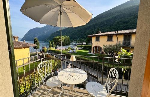 Riva di Solto Apartment | Inviting Alex's Lake House: Oceanfront Retreat with Hot Tub