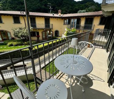 Riva di Solto Apartment | Inviting Alex's Lake House: Oceanfront Retreat with Hot Tub