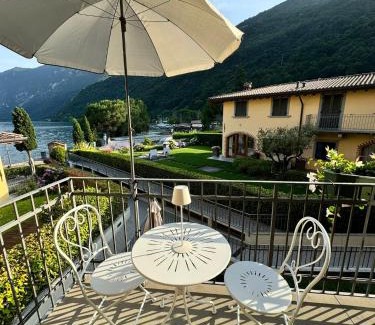 Riva di Solto Apartment | Inviting Alex's Lake House: Oceanfront Retreat with Hot Tub