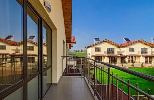 Shkorpilovtsi House | Discover Alex Village: Oceanfront Family Retreat with Views