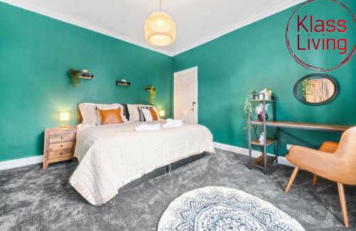 Coatbridge Apartment | Top-Rated Alexander Apartment with Hot Tub in Coatbridge