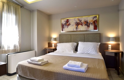 Gerakari Hotel | Relaxing Retreat at Alexander Mountain Resort with Pool & Dining