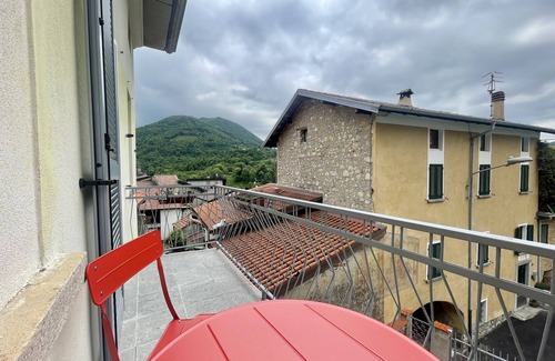Alta Valle Intelvi Apartment | Inviting Alexander Place Chestnut: Pet & Child Friendly Retreat