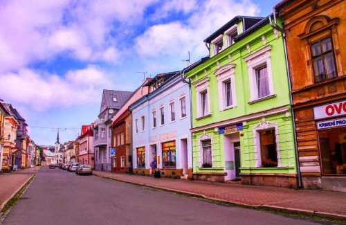Svoboda nad Upou House | Alexandra Hotel: Family-Friendly Retreat with Pool & Hot Tub