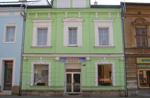 Svoboda nad Upou House | Alexandra Hotel: Family-Friendly Retreat with Pool & Hot Tub