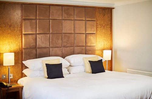 Wroughton Hotel | Elegant Alexandra House: 4-Star Retreat with Spa & Pool