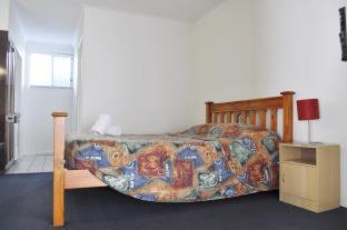 Bundaberg West Hotel | Relax at Alexandra Park Motor Inn with Pool and Family Fun