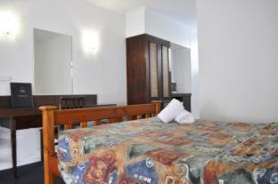 Bundaberg West Hotel | Relax at Alexandra Park Motor Inn with Pool and Family Fun