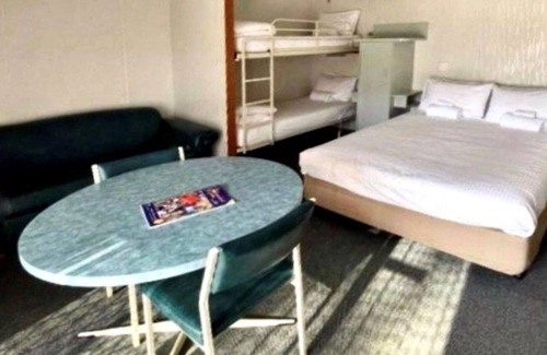 Alexandra Cabin | Discover Alexandra Parklife: Studio with Kitchen & Breakfast