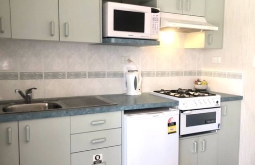 Alexandra Cabin | Discover Alexandra Parklife: Studio with Kitchen & Breakfast