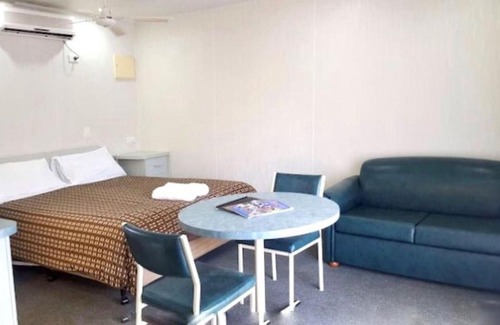 Alexandra House | Pet-Friendly Retreat at Alexandra Parklife Studio 4