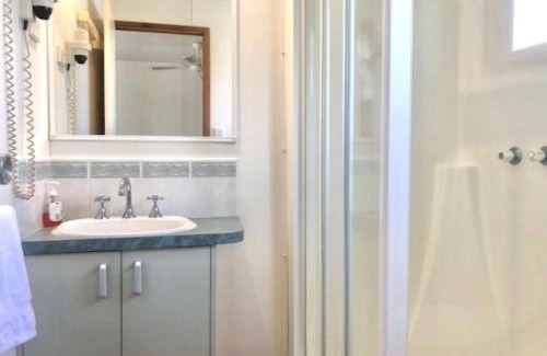 Alexandra House | Pet-Friendly Retreat at Alexandra Parklife Studio 4