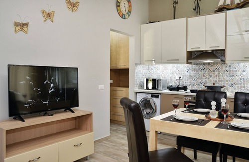 Kato Stalos Apartment | Alexandra's Garden House: Ocean View & Family-Friendly Escape