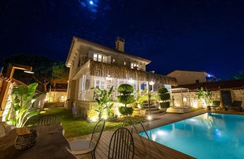 Hacımemis Hotel | Stylish Aleysim Alaçatı: Oceanfront Retreat with Pool