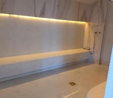 Mamaia-Sat Apartment | Relaxing Alezzi Beach Apartment with Oceanfront Amenities