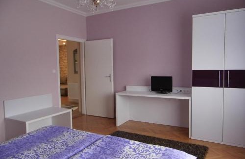 Sarvar Apartment | Alfa Apartman: Highly Rated Family-Friendly Retreat
