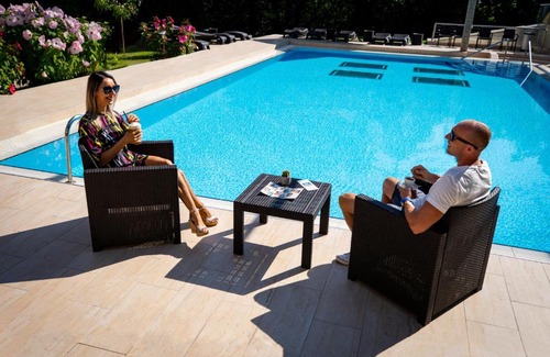 Miskolc-Tapolca Hotel | Relax at ALFA Hotel & Wellness Miskolctapolca with Pool