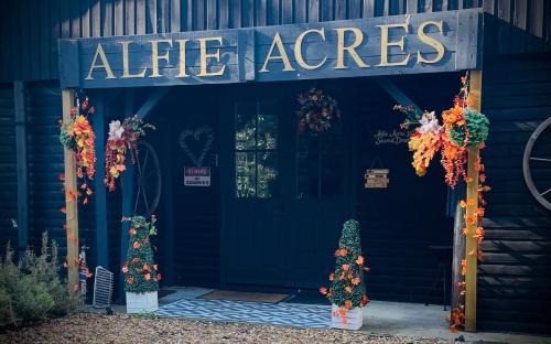 Ely House | Alfie Acres: Serene Cabin with Pool & Hot Tub Retreat