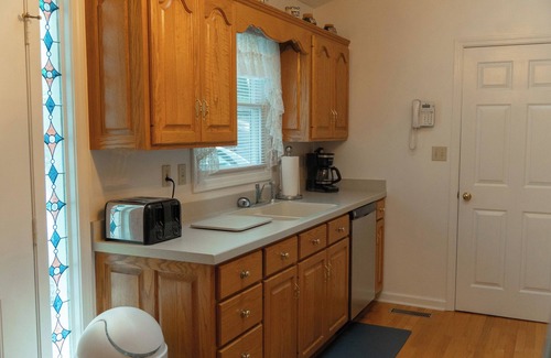 Moneta House | Unwind at Alfords Getaway: Master Suites & Lake Views