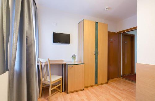 Csillaghegy Bed & Breakfast | Relax at Alfréd Panzió: Spa, Dining & Family-Friendly Stays