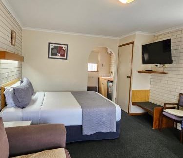 Alfredton Hotel | Comfortable Stay at Alfred Motor Inn with Pool & Breakfast