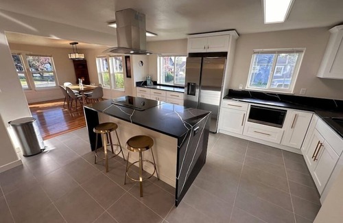 Chehalis House | Cozy Alfred St Air BNB with Ocean View & Family Amenities