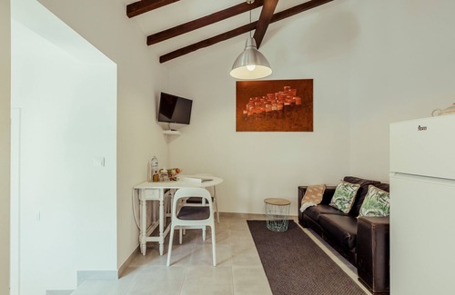 Alges House | Experience Algés Village Casa 4: Oceanfront Oasis Awaits