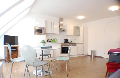 Funfhaus Apartment | Cozy Alga Apartments Near Westbahnhof with Breakfast Included