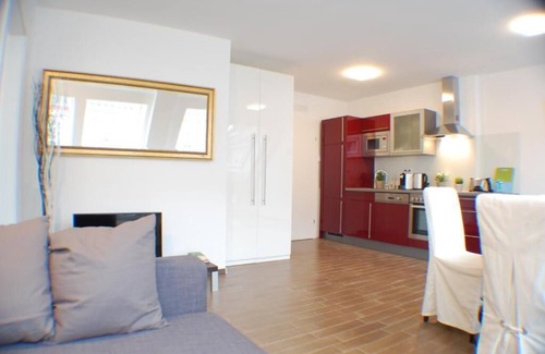 Funfhaus Apartment | Cozy Alga Apartments Near Westbahnhof with Breakfast Included