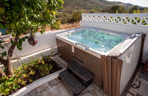 Silves House | Algarve Oasis: Pool, Spa & Ocean Views for Your Retreat