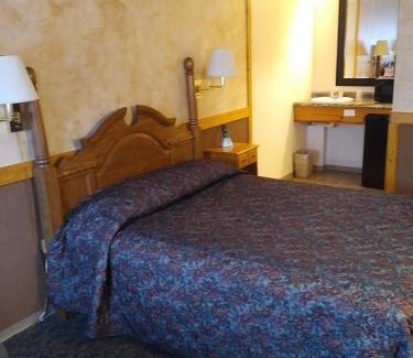 Algoma District Hotel | Pet-Friendly Haven at Algoma Motel with Great Ratings