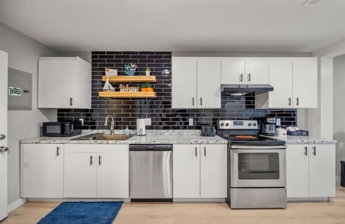 Pearl Beach Apartment | Lakeview Haven: 2BR Retreat with Modern Comforts