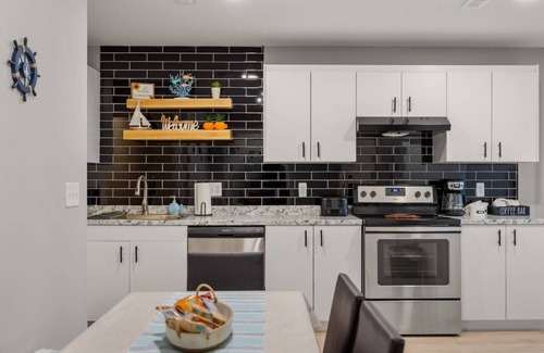 Pearl Beach Apartment | Lakeview Haven: 2BR Retreat with Modern Comforts