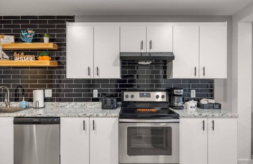 Pearl Beach Apartment | Lakeview Haven: 2BR Retreat with Modern Comforts