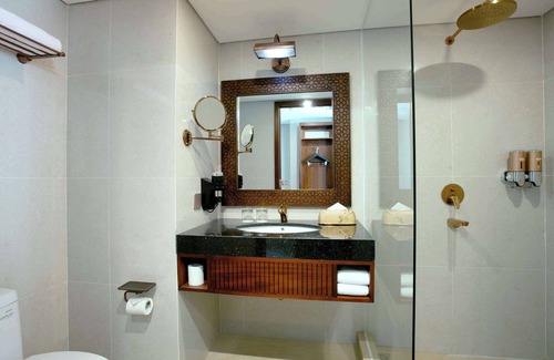 Java Hotel | Discover Alhambra Hotel & Convention with Pool and Dining