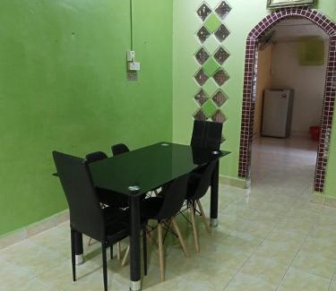 Kampung Sungai Terjun House | Family-Friendly Ali Homestay in Bukit Kuang - Rated 9.3