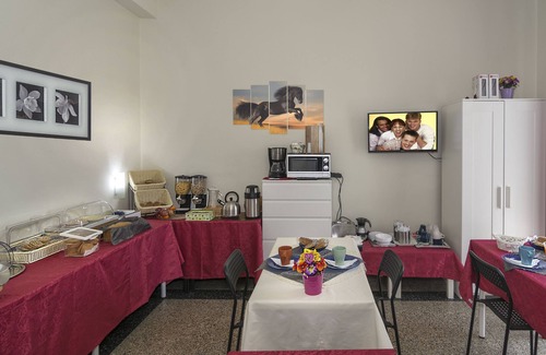 Pisa House | Relax at Aliante B&B with Pool, Ocean View & Breakfast