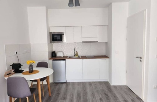 Palace District Apartment | Convenient Alice Central Apartment with Breakfast & Kitchen